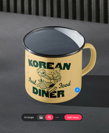 黄色金属露营杯的照片，杯身有绿色“Korean Diner”标志，照片底部有打开的变形工具。