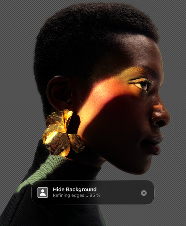 人物侧脸，展示 Pixelmator Pro 的背景移除工具。