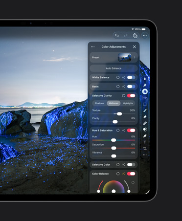 13 英寸 iPad Pro 屏幕，展示海滩上巨石散发蓝色光芒的照片，以及色彩调整工具。