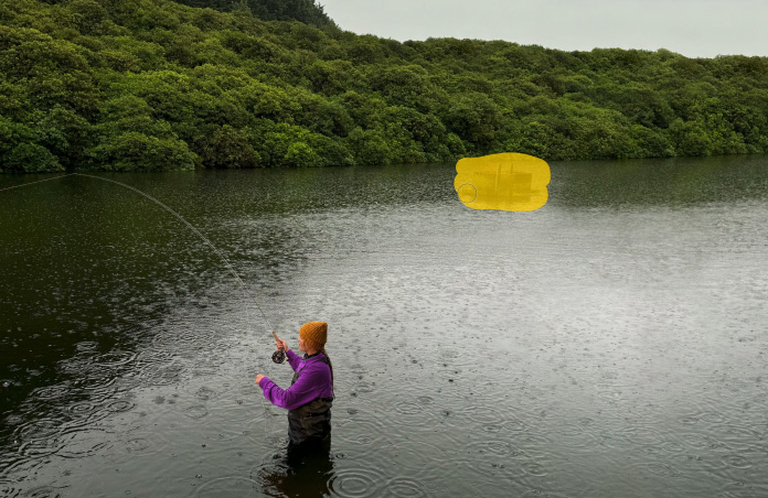 一名女子在水中飞蝇钓的照片，Pixelmator Pro 的工具去除了照片中的干扰物。