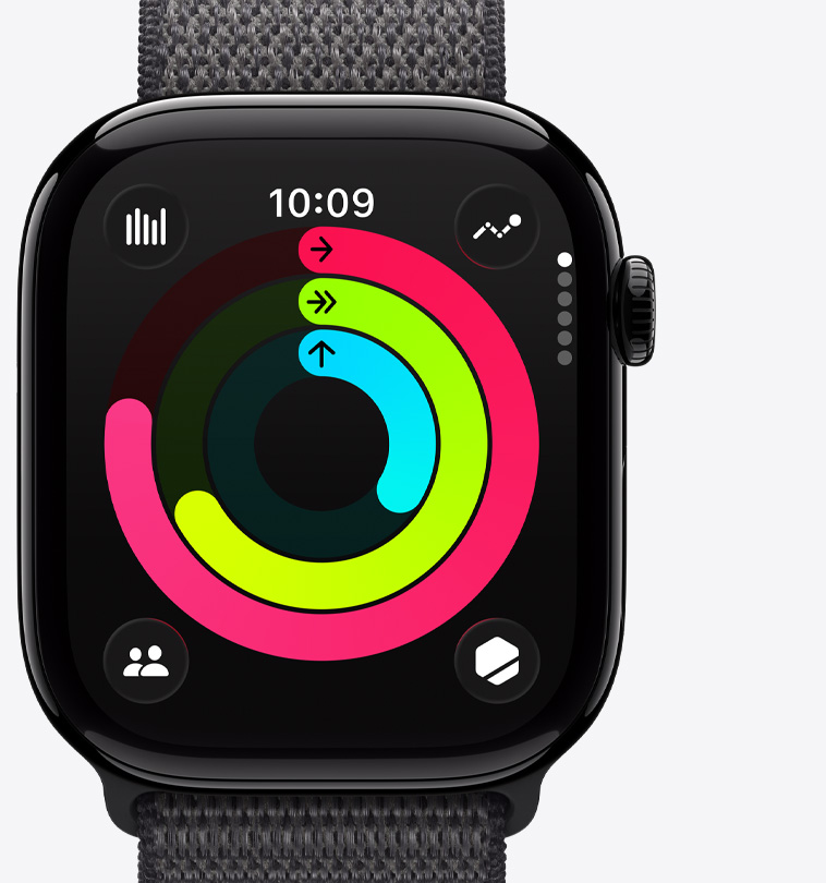 Apple Watch Series 11，展示抛光的亮黑色铝金属表壳、“活动”、“锻炼”和“站立”三个健身记录圆环、数码表冠，搭配深灰色回环式运动表带。